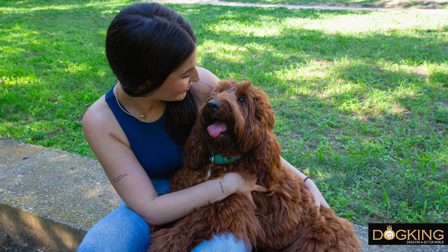 Chica dando cariño a su perro