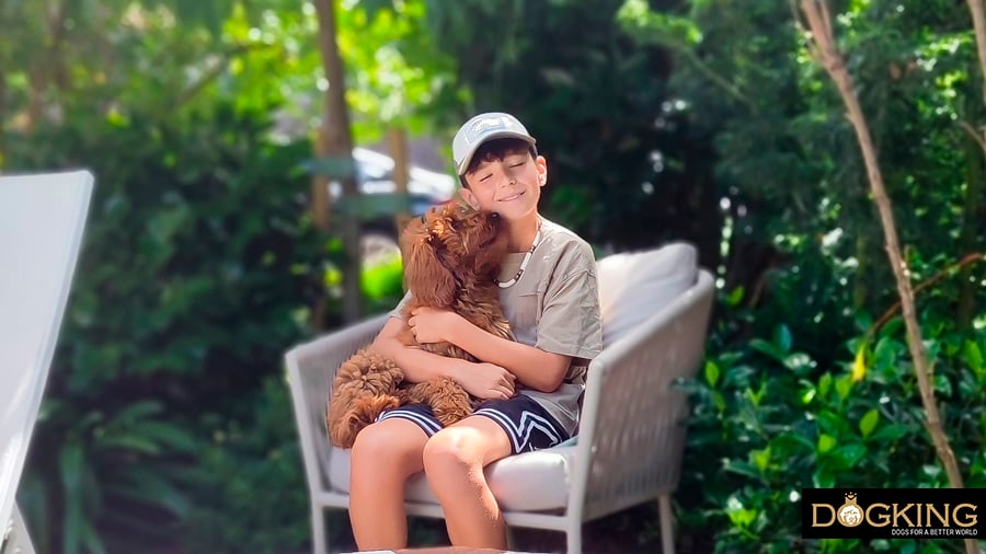 Bambino che rafforza il legame con il suo cane