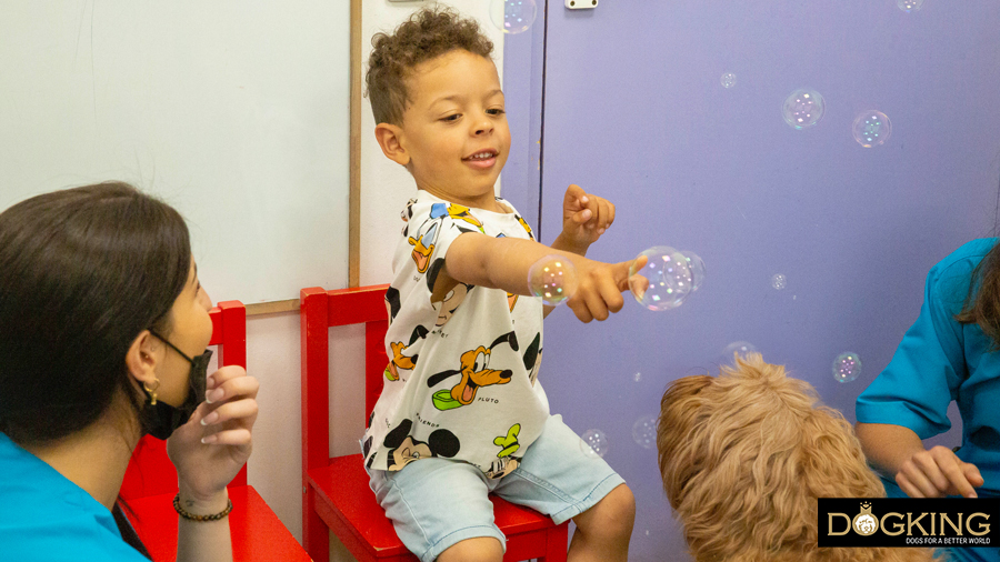 Enfants et chien jouant avec des bulles de savon