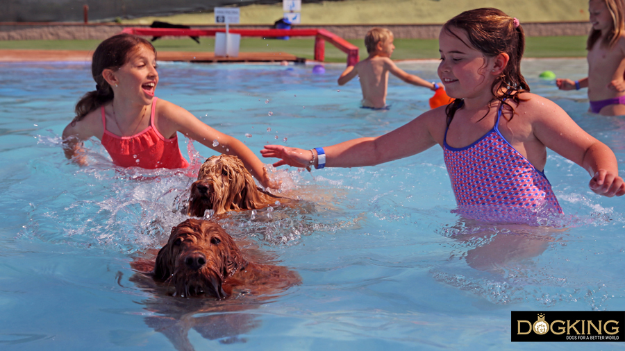 Enfants partageant un bain avec leur chien