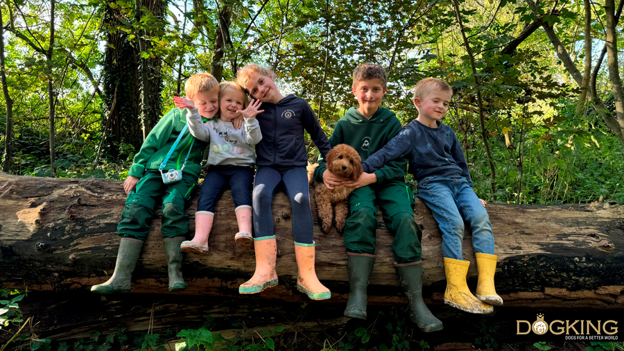 Enfants se promenant avec un chiot